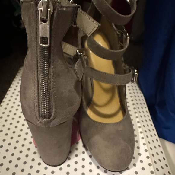 Elegant Gray Women's Heels - Picture 3 of 4